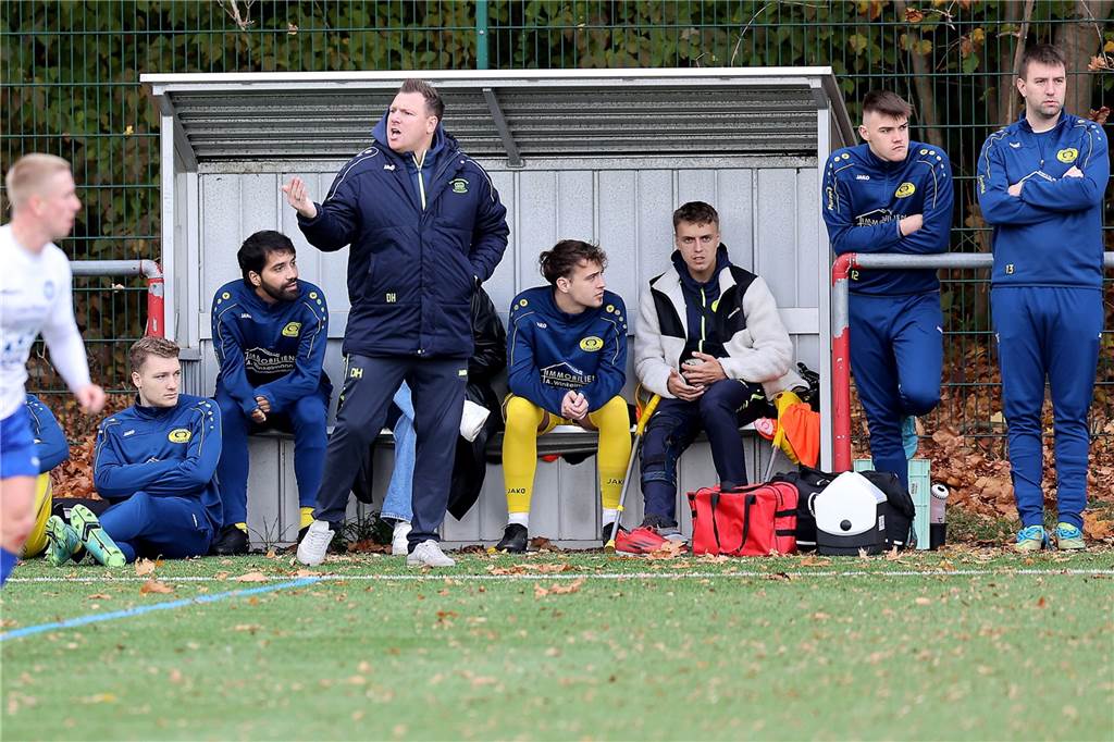 Für die Bezirksliga-Fußballer des FC Castrop-Rauxel läuft es nach zuletzt einer Niederlage und einem Unentschieden wieder rund. Das Team von FC-Trainer Michael Wurst gewann am Sonntag (6. November) das Derby gegen die Spvg Schwerin (13.) mit 4:1 (1:0) und festigte Rang drei.
