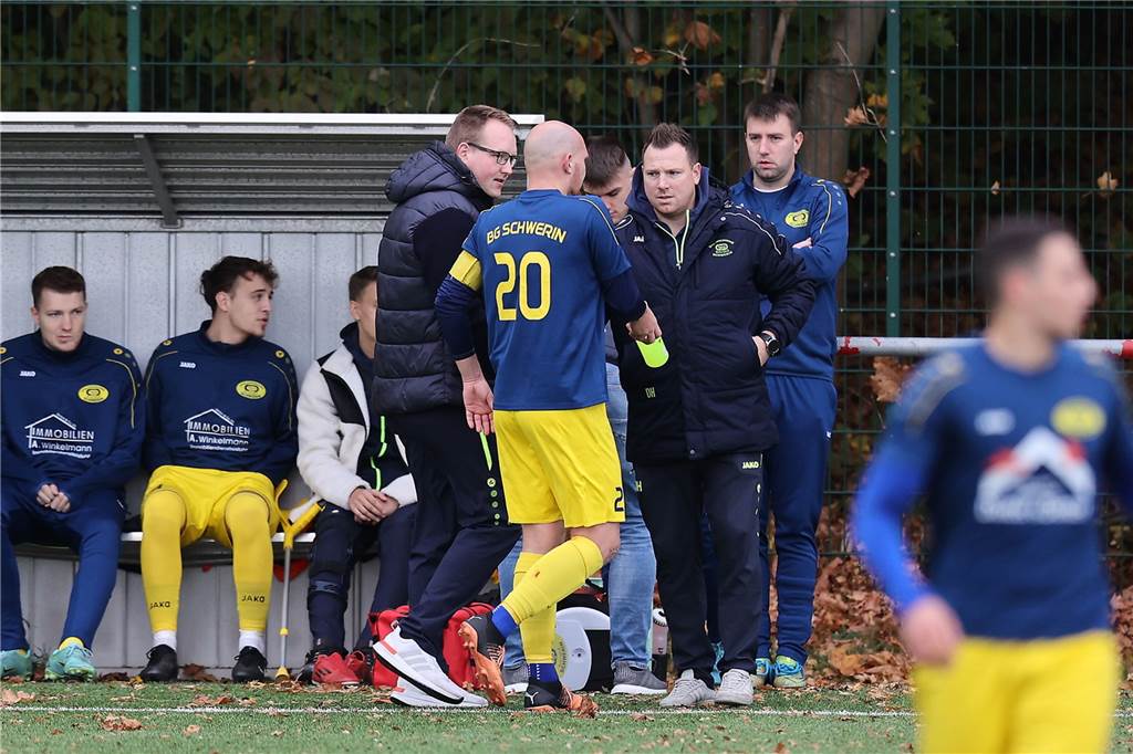 Für die Bezirksliga-Fußballer des FC Castrop-Rauxel läuft es nach zuletzt einer Niederlage und einem Unentschieden wieder rund. Das Team von FC-Trainer Michael Wurst gewann am Sonntag (6. November) das Derby gegen die Spvg Schwerin (13.) mit 4:1 (1:0) und festigte Rang drei.