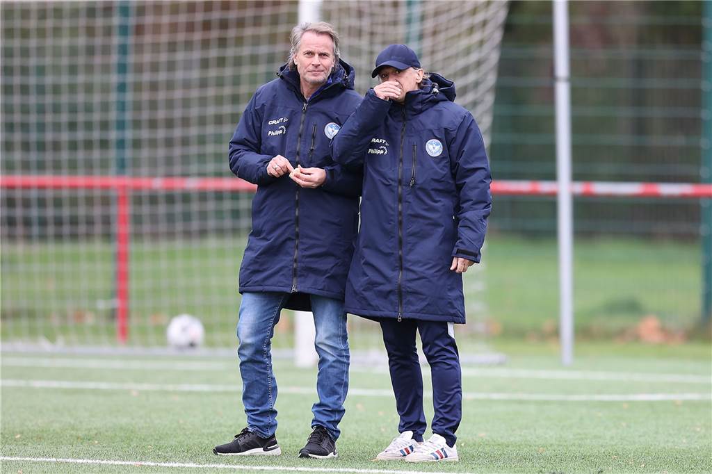 Für die Bezirksliga-Fußballer des FC Castrop-Rauxel läuft es nach zuletzt einer Niederlage und einem Unentschieden wieder rund. Das Team von FC-Trainer Michael Wurst gewann am Sonntag (6. November) das Derby gegen die Spvg Schwerin (13.) mit 4:1 (1:0) und festigte Rang drei.