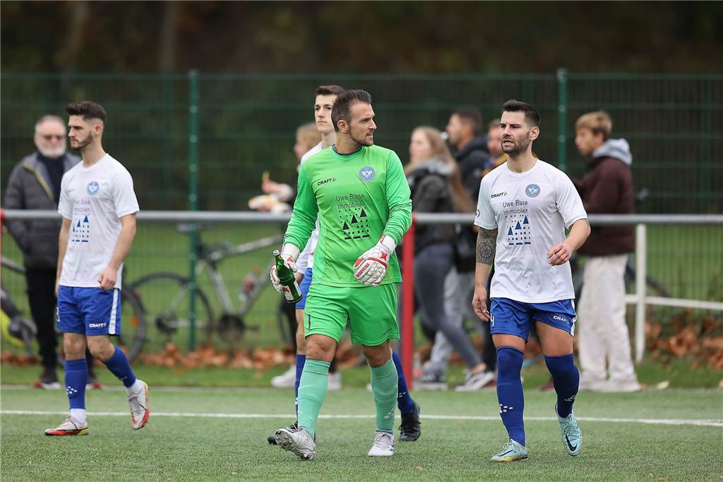 Für die Bezirksliga-Fußballer des FC Castrop-Rauxel läuft es nach zuletzt einer Niederlage und einem Unentschieden wieder rund. Das Team von FC-Trainer Michael Wurst gewann am Sonntag (6. November) das Derby gegen die Spvg Schwerin (13.) mit 4:1 (1:0) und festigte Rang drei.