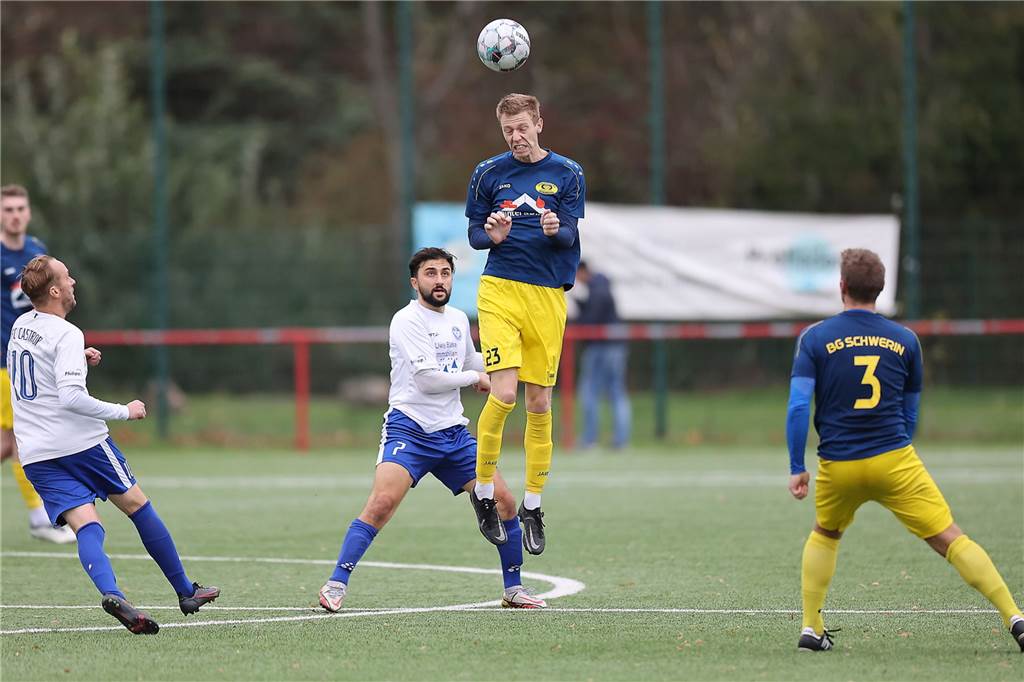 Für die Bezirksliga-Fußballer des FC Castrop-Rauxel läuft es nach zuletzt einer Niederlage und einem Unentschieden wieder rund. Das Team von FC-Trainer Michael Wurst gewann am Sonntag (6. November) das Derby gegen die Spvg Schwerin (13.) mit 4:1 (1:0) und festigte Rang drei.