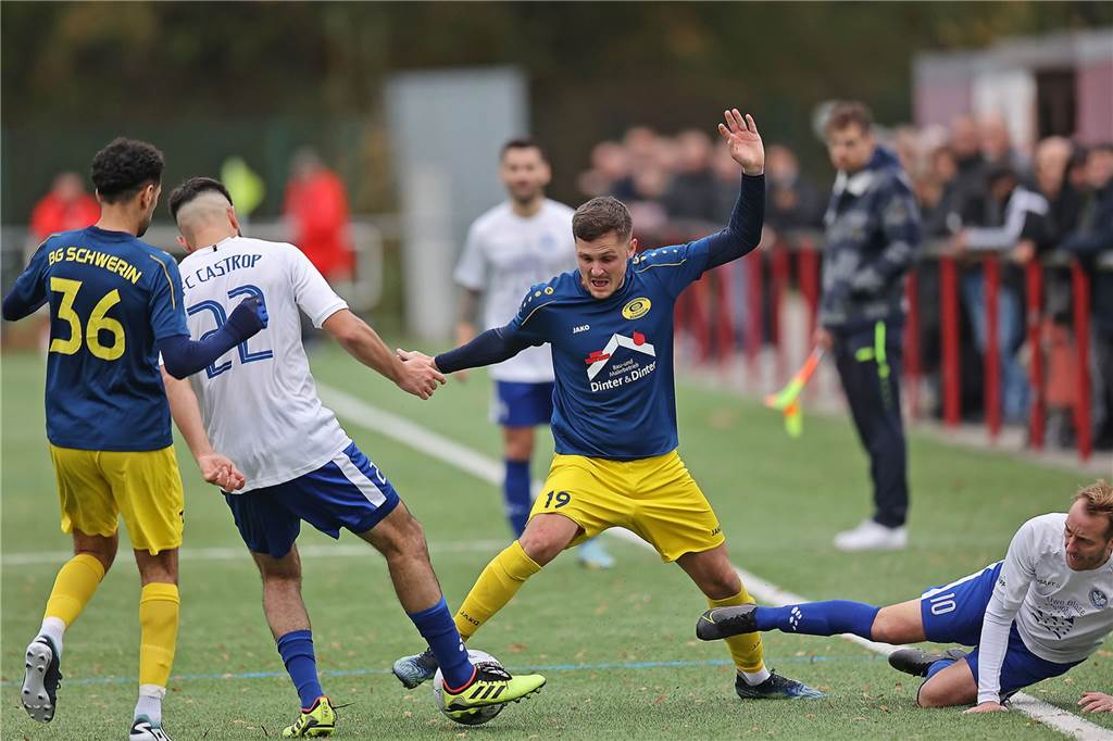 Für die Bezirksliga-Fußballer des FC Castrop-Rauxel läuft es nach zuletzt einer Niederlage und einem Unentschieden wieder rund. Das Team von FC-Trainer Michael Wurst gewann am Sonntag (6. November) das Derby gegen die Spvg Schwerin (13.) mit 4:1 (1:0) und festigte Rang drei.