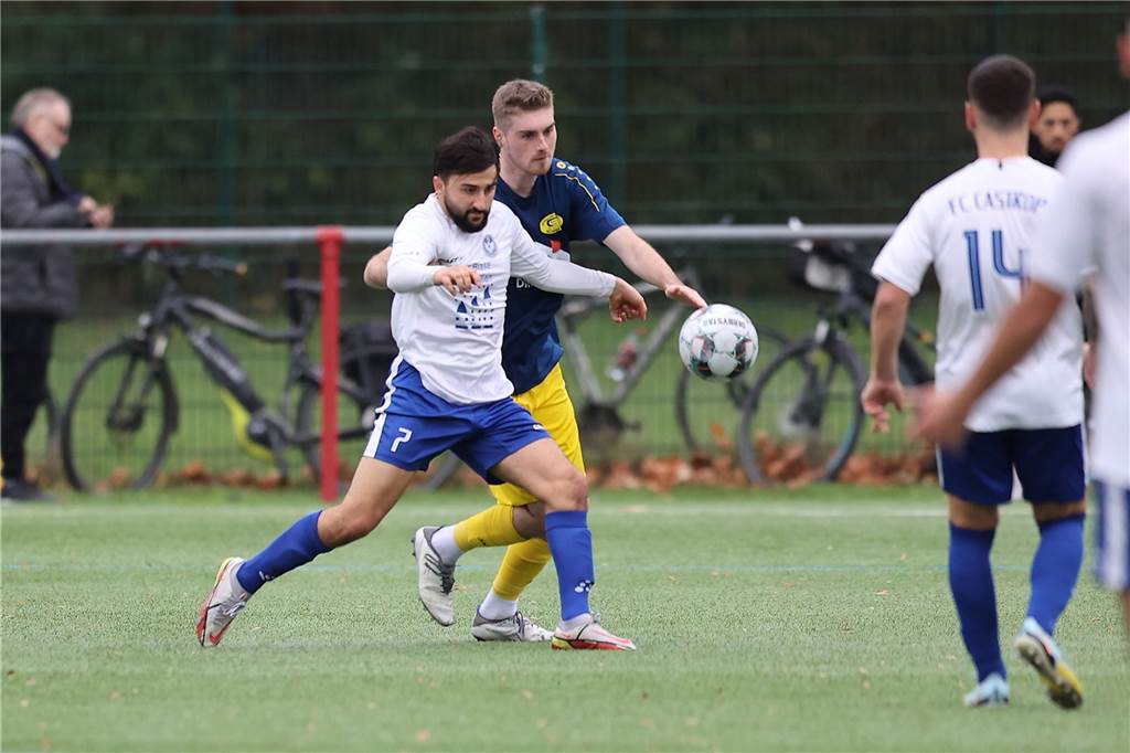 Für die Bezirksliga-Fußballer des FC Castrop-Rauxel läuft es nach zuletzt einer Niederlage und einem Unentschieden wieder rund. Das Team von FC-Trainer Michael Wurst gewann am Sonntag (6. November) das Derby gegen die Spvg Schwerin (13.) mit 4:1 (1:0) und festigte Rang drei.