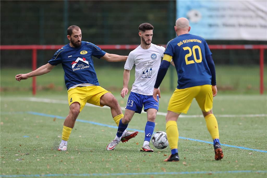 Für die Bezirksliga-Fußballer des FC Castrop-Rauxel läuft es nach zuletzt einer Niederlage und einem Unentschieden wieder rund. Das Team von FC-Trainer Michael Wurst gewann am Sonntag (6. November) das Derby gegen die Spvg Schwerin (13.) mit 4:1 (1:0) und festigte Rang drei.