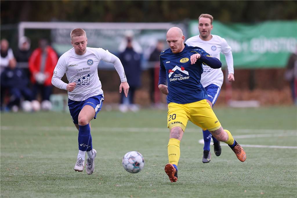 Für die Bezirksliga-Fußballer des FC Castrop-Rauxel läuft es nach zuletzt einer Niederlage und einem Unentschieden wieder rund. Das Team von FC-Trainer Michael Wurst gewann am Sonntag (6. November) das Derby gegen die Spvg Schwerin (13.) mit 4:1 (1:0) und festigte Rang drei.
