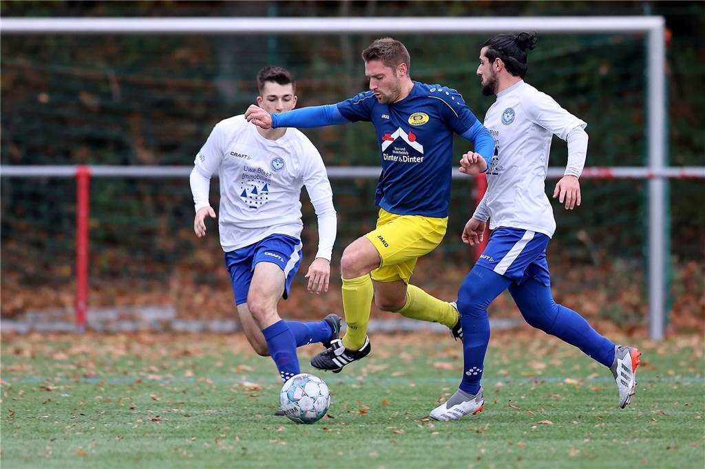 Für die Bezirksliga-Fußballer des FC Castrop-Rauxel läuft es nach zuletzt einer Niederlage und einem Unentschieden wieder rund. Das Team von FC-Trainer Michael Wurst gewann am Sonntag (6. November) das Derby gegen die Spvg Schwerin (13.) mit 4:1 (1:0) und festigte Rang drei.