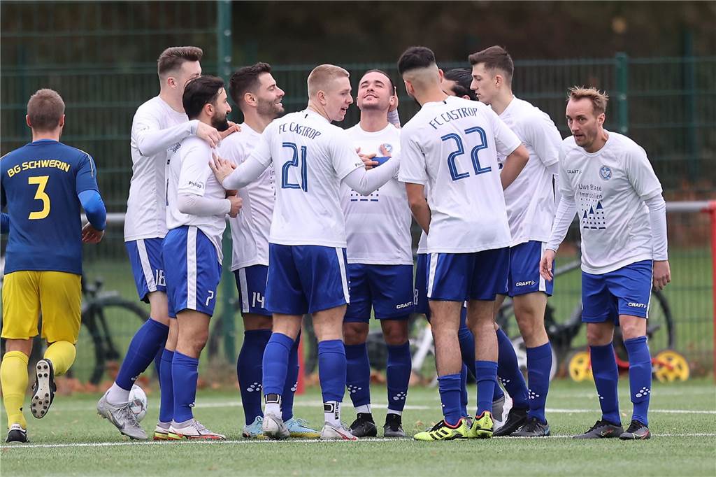 Für die Bezirksliga-Fußballer des FC Castrop-Rauxel läuft es nach zuletzt einer Niederlage und einem Unentschieden wieder rund. Das Team von FC-Trainer Michael Wurst gewann am Sonntag (6. November) das Derby gegen die Spvg Schwerin (13.) mit 4:1 (1:0) und festigte Rang drei.