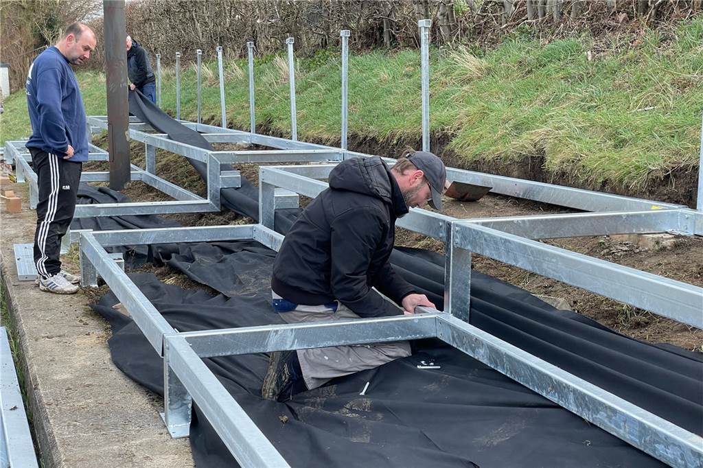 Für die blauen Sitzschalen musste in Frohlinde eine Stahlkonstruktion aufgebaut werden.