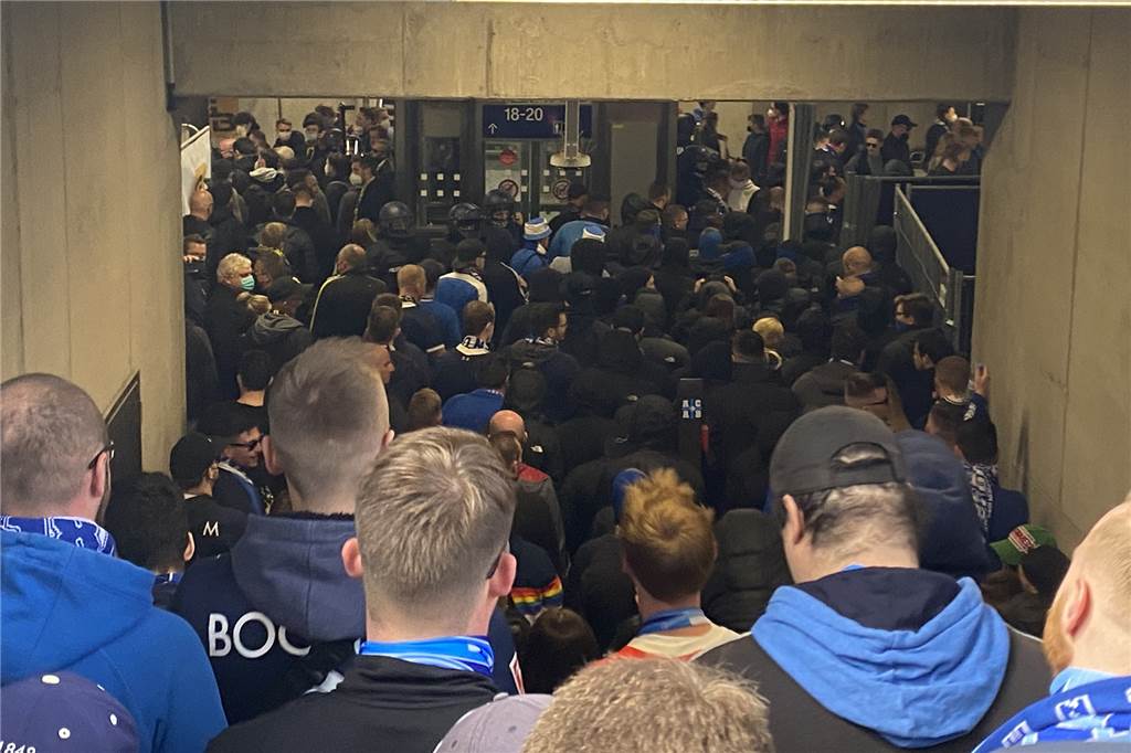 BVB-Heimspiel gegen Bochum: Sperrungen und Bahn-Ausfälle angekündigt Bochumer Fußballfans im Hauptbahnhof Dortmund.