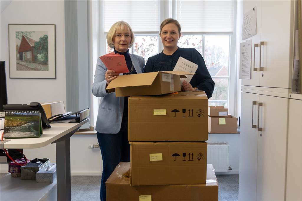 Bundestagswahl 2025 in Vreden: Briefwahl und veränderte Wahllokale Hanna Schnetger und Martina Wensing bereiten die Bundestagswahl in Vreden vor.