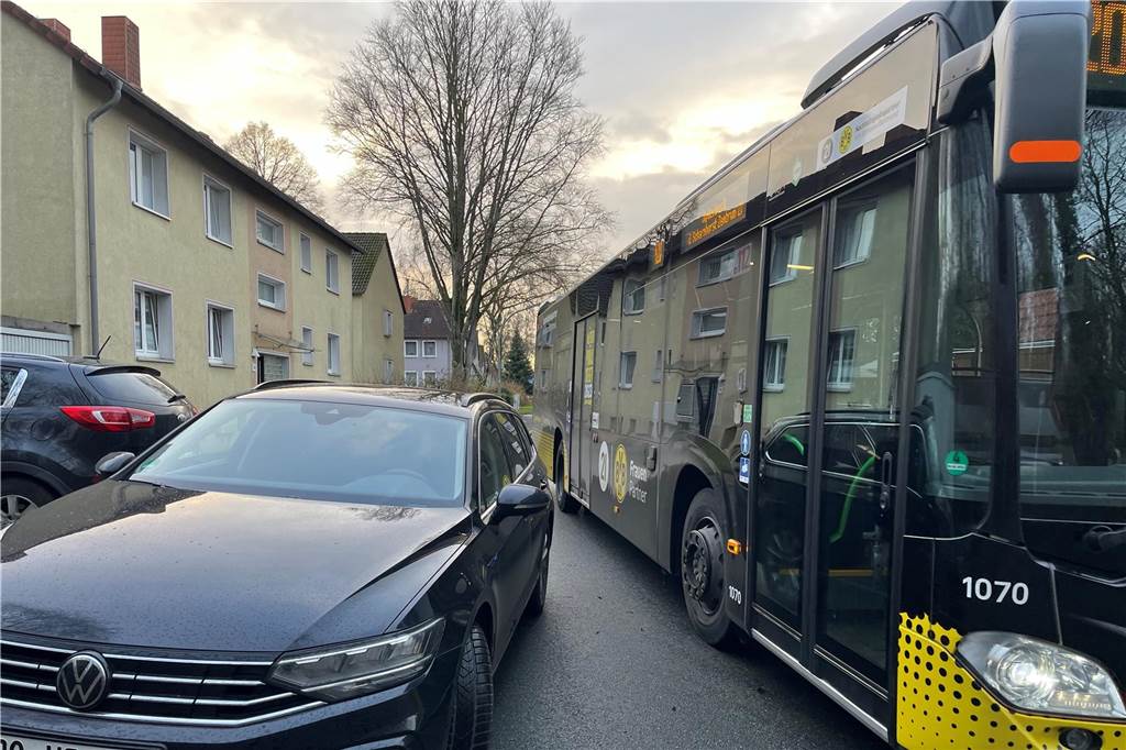 Am Wittfeld: zu wenig Parkplätze und lange Busse in enger Straße Für die Busse von DSW21 ist es mitunter schwierig, durch die enge Straße Am Wittfeld zu fahren, wenn zusätzlich Falschparker den Weg versperren