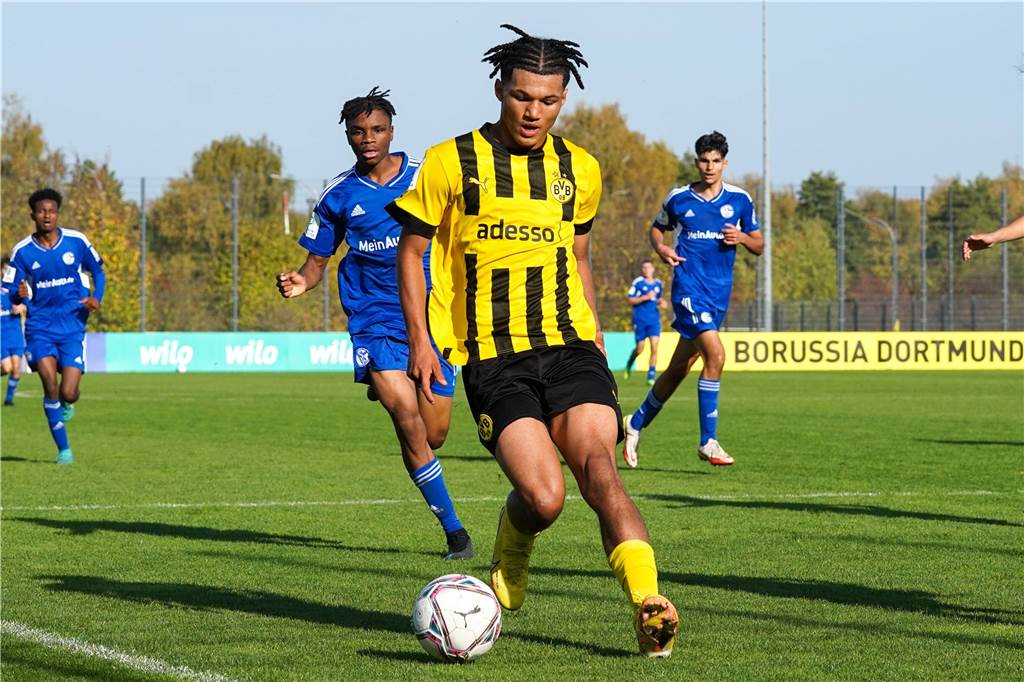 BVB-U19 vor Showdown in Kopenhagen: Paris Brunner legt eine rasante Entwicklung hin Paris Brunner stoppt den Ball.