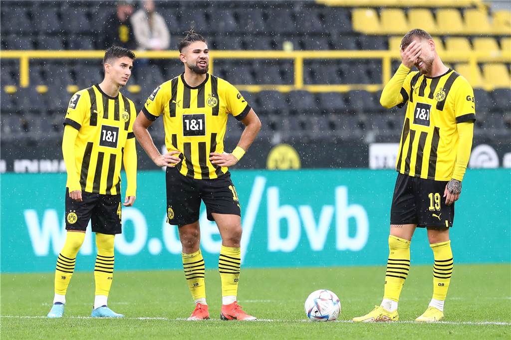 BVB-U23 in der Winterpause: Diese fünf Baustellen muss Christian Preußer schließen Göktan Gürpüz, Antonions Papadopoulos und Ole Pohlmann stehen im Mittelkreis.