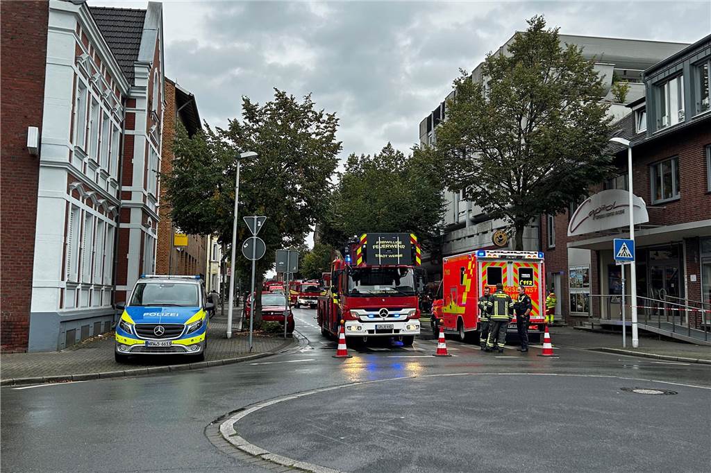 Brandverdacht in Spielhalle: Feuerwehr rückt zur Alten Münsterstraße aus Einsatzwagen stehen vor einer Spielhalle in Werne.