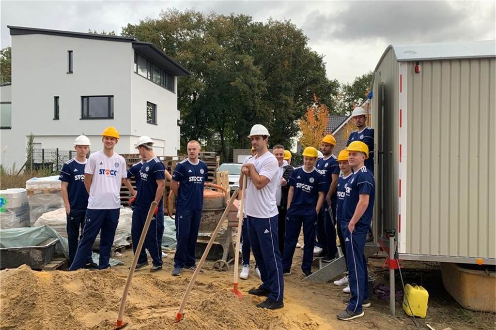 Fotoshooting und neue Pläne: Zwei ETuS-Spieler übernehmen den Instagram-Kanal Für die Dreharbeiten mussten auch die ETuS-Spieler mit anpacken.