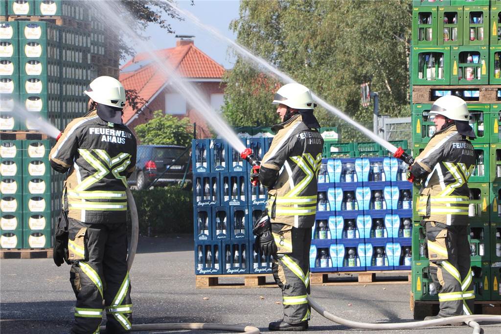 Halle in Vollbrand – Menschen in Gefahr: Hitze macht Übung zur Herausforderung Für die erste von drei Herbstübungen war ein sehr aktuelles Szenario ausgearbeitet worden.