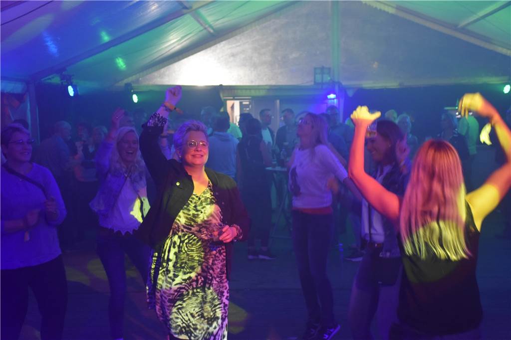Für die etwas seichteren Töne sorgte in Zelt 2 DJ Ralf Bröcking in der „Schmusibar“ mit Schlagern und bekannten Gute-Laune-Hits. Den Stadtlohnern gefiel diese Abwechslung, auch dort war die Tanzfläche schnell voll.