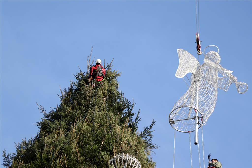 Für die feste Verbindung zwischen dem Stahlgerüst des Baumes und dem Engel war ein Kletterer im Einsatz.