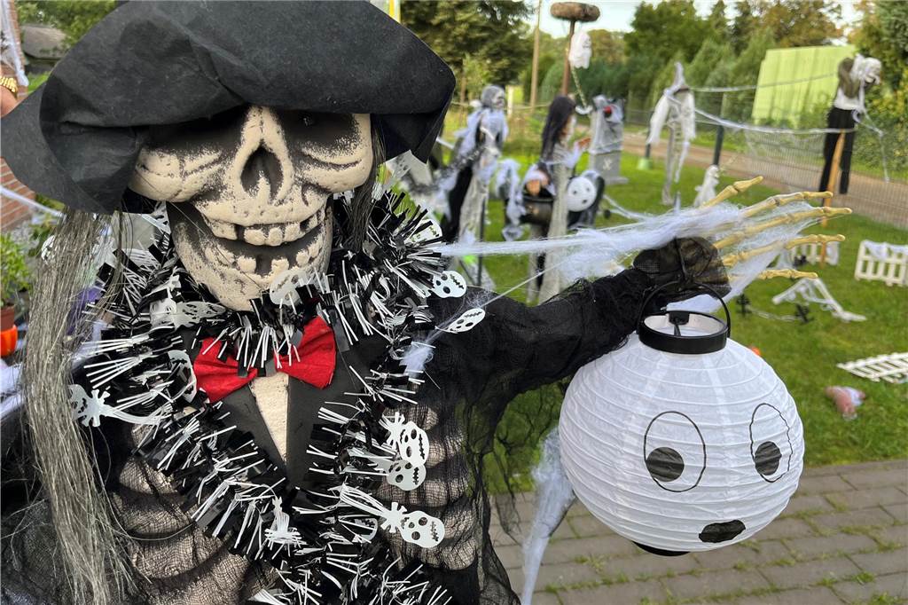 Für die Figuren im Garten musste Mario Herrmann eine Aufhängung konstruieren.