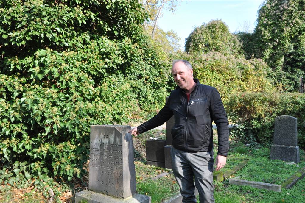 275 Jahre Geschichte und ein erneuerter Gedanke: Der Jüdische Friedhof in Castrop Für die Friedhofspflege ist das städtische Grünflächenamt zuständig. Dessen Chef Klaus Breuer sagt: „Wir würden gerne mehr tun, kriegen es personaltechnisch aber nicht hin.“