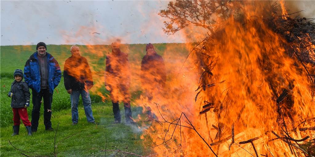 Wer Schlagabraum verbrennen möchte, der muss sich an neue Fristen halten Für die Gemeinde Südlohn wurden neue Fristen für das Verbrennen von Schlagabraum festgelegt. Osterfeuer sind von dieser Anpassung nicht betroffen.