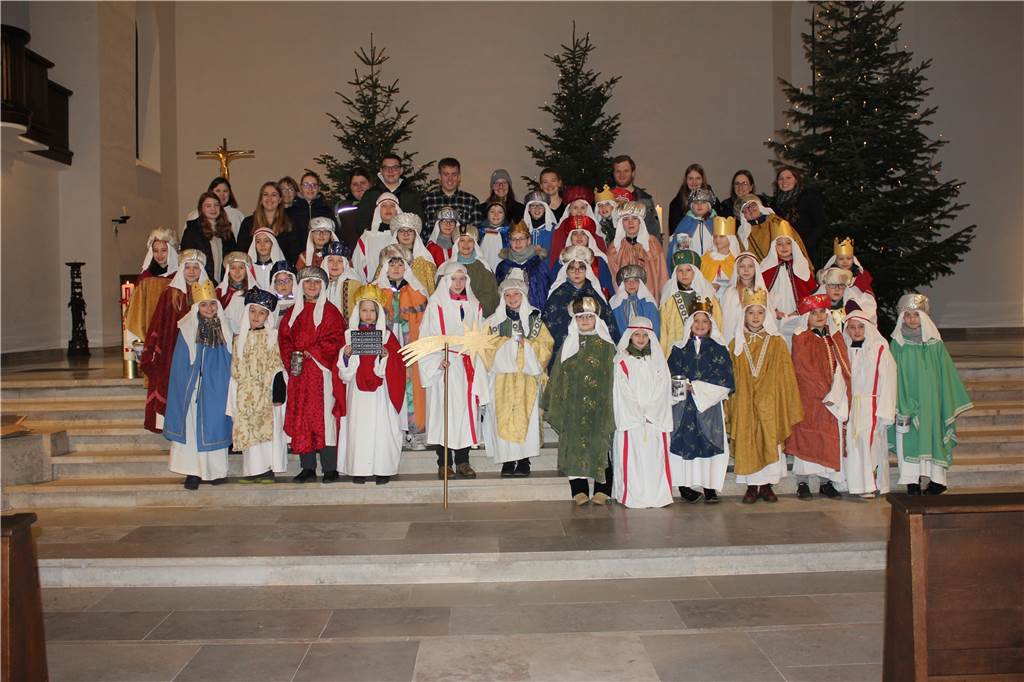 Die Sternsinger in bunten Gewändern in der St.-Agatha-Kirche