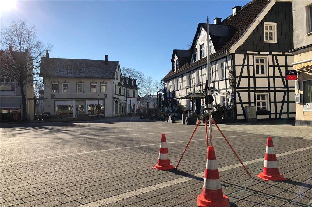Besuch vom Katasteramt: Warum Gebäude nach Jahren noch vermessen werden Für die GPS-unterstütze Vermessung müssen immer drei Punkte in der nähren Umgebung der betreffenden Liegenschaft – wie hier auf dem Marktplatz in Fröndenberg – ausgewählt werden, um unverfälschte Koordinaten zu erhalten.