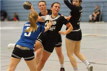 Für die Handballerinnen des HC TuRa Bergkamen II (schwarze Trikots) gibt es Verstärkung.