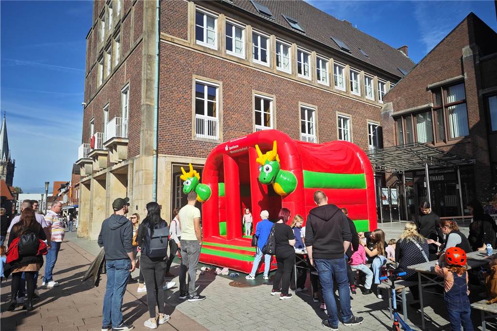 Für die jüngsten Besucher gab es viele Attraktionen. Karussell, Entenangeln und Hüpfburg bereiteten viel Spaß.