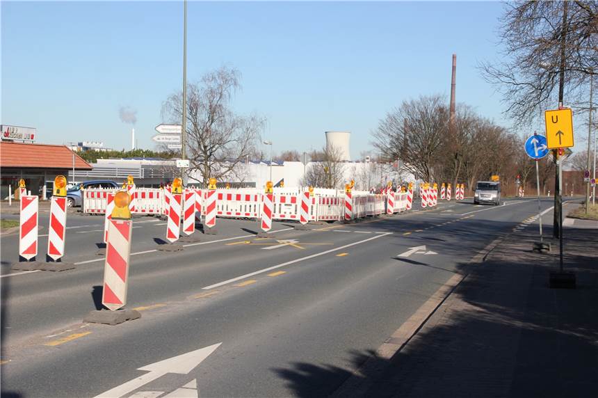 Für die Kanalbauarbeiten, die vor dem Bau des neuen Kreisverkehrs beginnen, wird die Kreuzung Brambauerstraße/Am Brambusch voll gesperrt. Das war schon einmal der Fall, wie das Archivfoto zeigt.