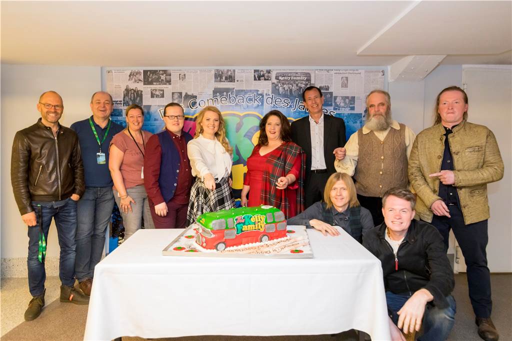 Was Helene Fischer und die Kelly Family Dortmund zu verdanken haben Für die Kelly Family gehört Jochen Meschke (stehend 3.v.r.) längst zur Familie. Als sie noch reine Straßenmusiker waren, gab er den Iren 1994 die Chance, ein Konzert in der großen Westfalenhalle zu spielen.