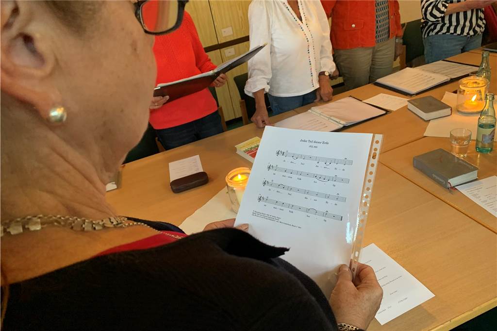 Notenblatt in der Hand einer Sängerin