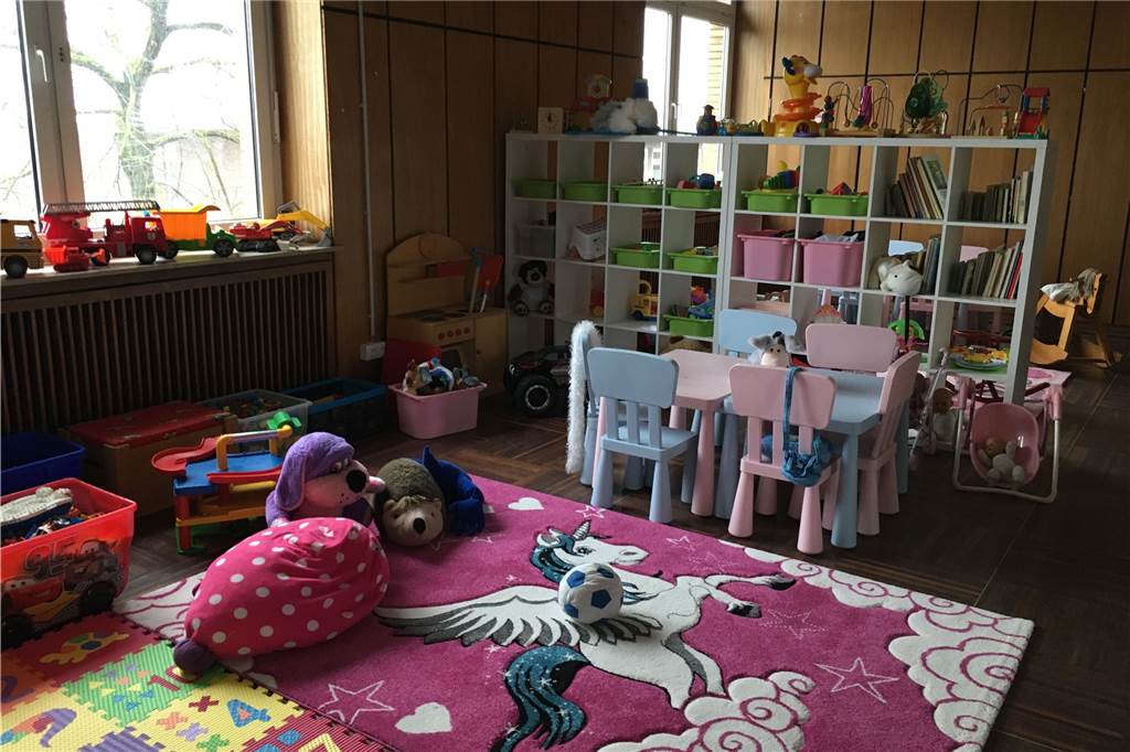 Ehemaliges Petrinum an der Bochumer Straße: 149 Geflüchtete ziehen ein Für die Kinder der geflüchteten Familien gibt es einen Spielraum in der ZUE.