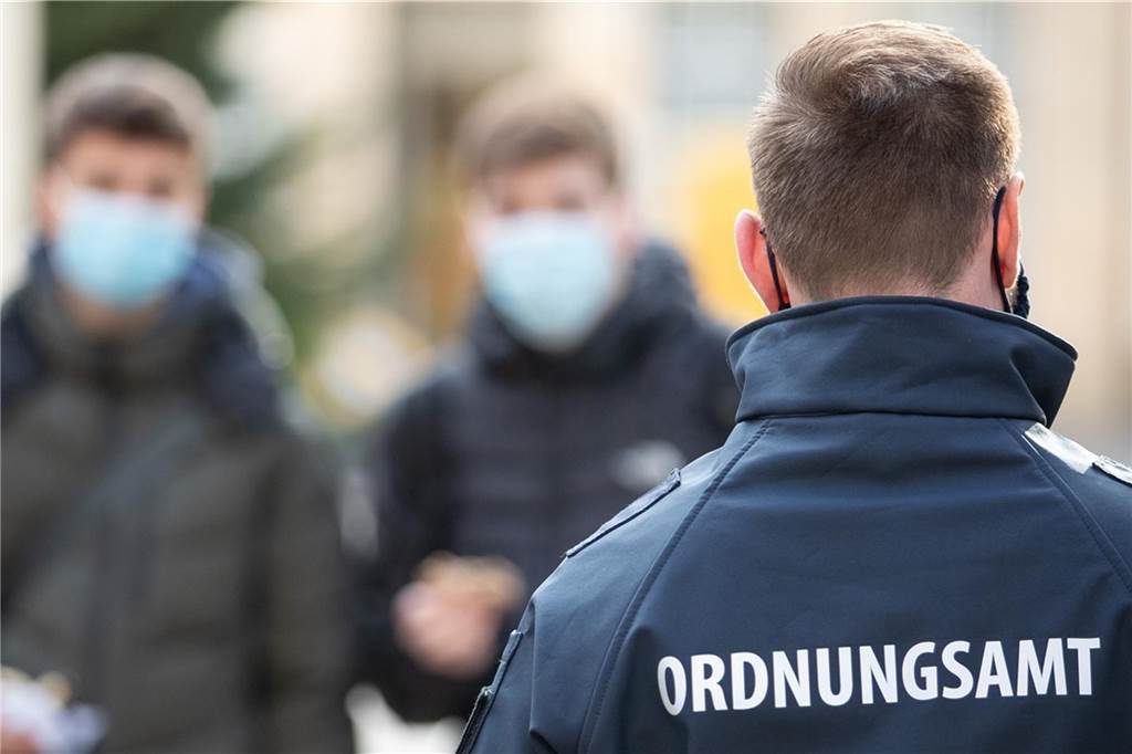 Corona-Liveblog: Mehr Infizierte, Inzidenz angestiegen, ein weiterer Todesfall Für die Kontrolle der neuen Regeln ist das Ordnungsamt zuständig. Nachts kommt Unterstützung von der Polizei.