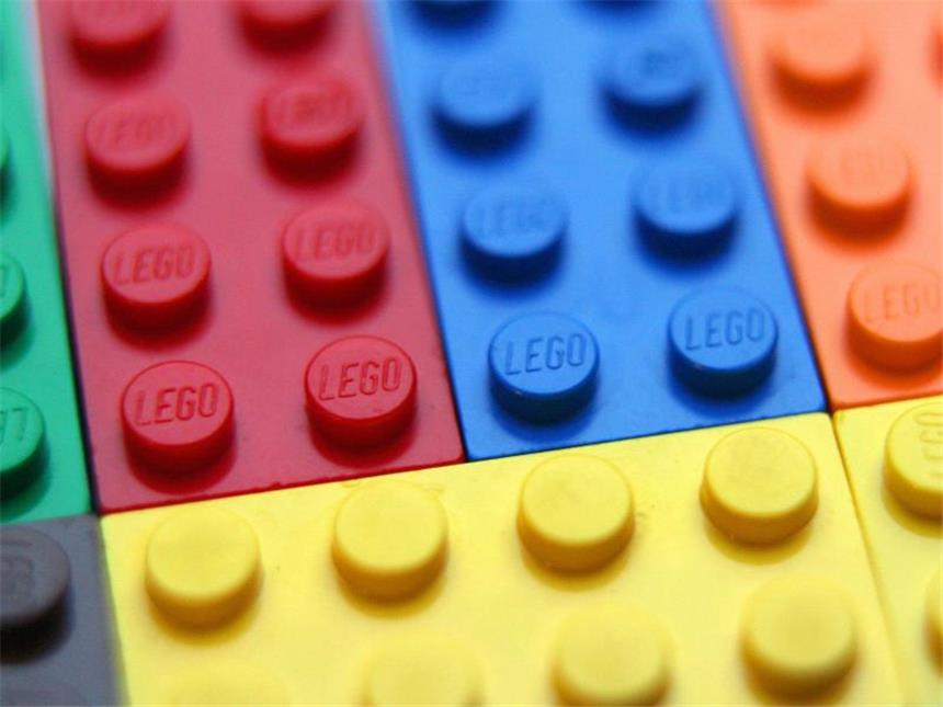 Beliebte Bauklötze: Spielzeugriese Lego steuert auf neuen Rekord zu Für die Lego-Gruppe arbeiten über 15 000 Menschen. Foto: Roland Weihrauch