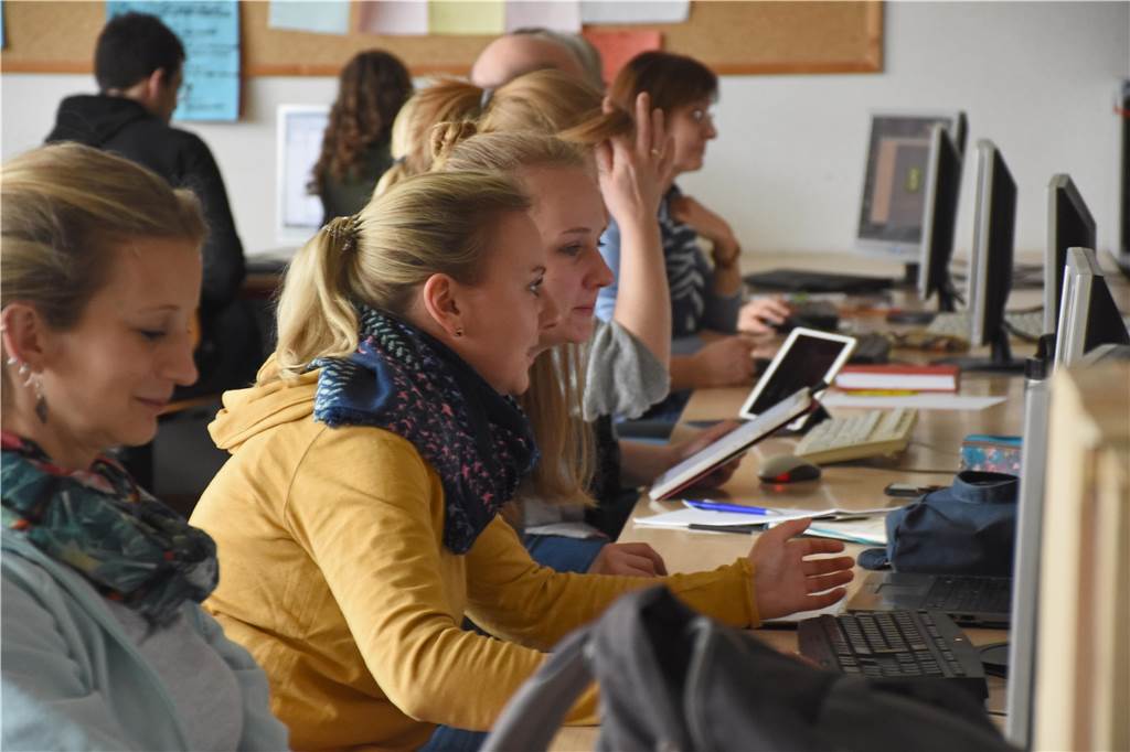 Wie die Gesamtschule Nordkirchen digitaler wird und mit welchen Problemen sie dabei kämpft Für die Lehrer stellen häufig ganz alltägliche Probleme mit der Technik Hürden dar: Nicht immer laufen zum Beispiel die Präsentationen für den Unterricht so, wie sie sollen.