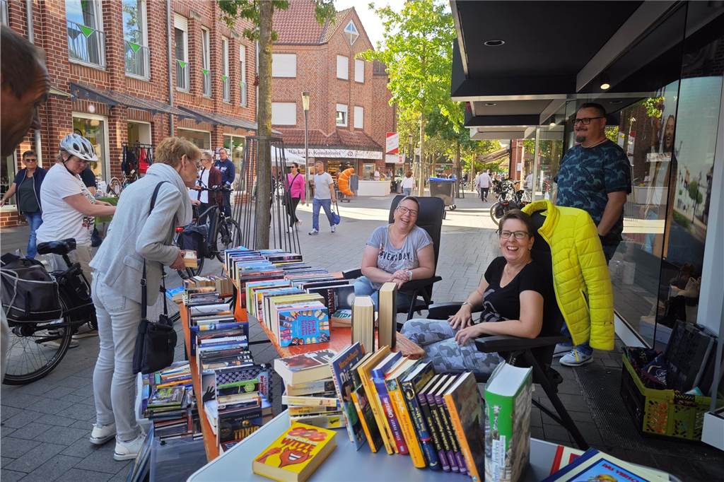 T-Shirt-Wetter beim Mantelsonntag Für die Lesebegeisterten und Schnäppchenjäger gab es einen großen Bücher- und Trödelflohmarkt, der sich durch die Ahauser Innenstadt zog.