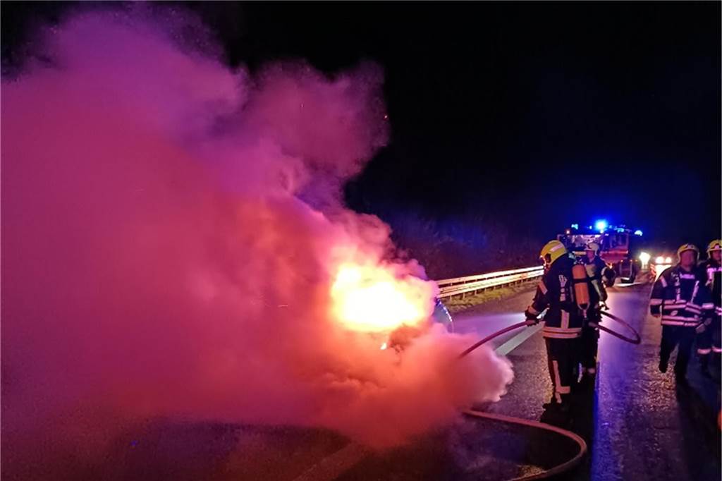 Auto in Vollbrand: Feuerwehr Gescher löscht Fahrzeugbrand auf der A31 Die Feuerwehr löscht ein Fahrzeug auf der Autobahn.