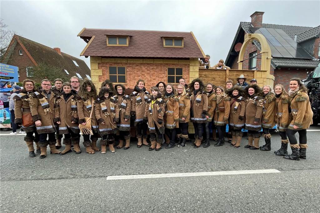 Stadtlohn schunkelt mit dem Spielmannszug beim Zug ohne Bremse Für die Mitglieder des Spielmannszugs der Karnevalsgesellschaft „Üm Bütt un Pütt“ endete am Rosenmontag eine Pause seit 2020. Entsprechend groß war die Freude über die große Bühne.