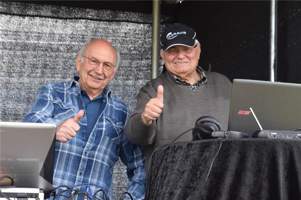 Für die musikalische Unterhaltung sorgten beim Familienfest nach der Kundgebung wieder einmal die Disco Legenden Joe und René, die zum Auftakt die Besucher mit "Hello again" begrüßten und danach mit Helene Fischer auftrumpften. Abgelöst wurden sie von der Formation "Three 4 you", die einen unterhaltsamen Querschnitt durch viele Musikrichtungen bot..