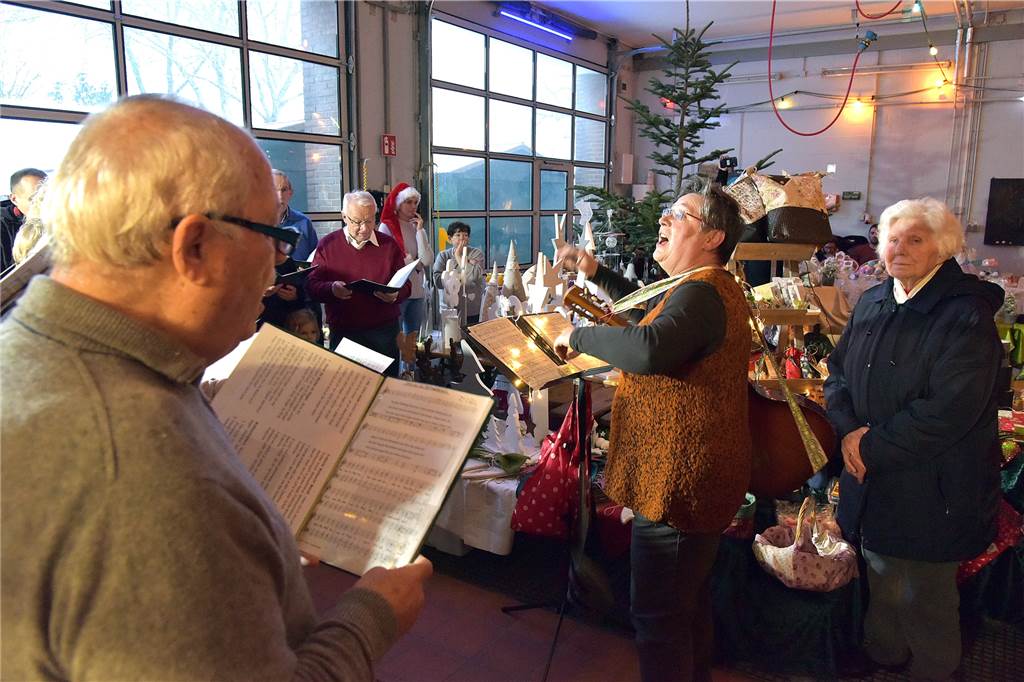 So war der Adventsmarkt in Cappenberg Für die musikalische Untermalung beim Adventsmarkt sorgten gemeinschaftlich der Freiherr-vom-Stein-Chor aus Cappenberg und aus Langern der Chor „Zur Linde“.Geführt wurden die Sänger von Barbara Reher. Später kam auch noch ein Dudelsackspieler aus Münster dazu.