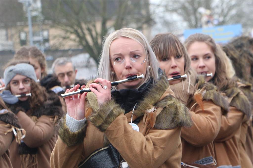 Stadtlohn schunkelt mit dem Spielmannszug beim Zug ohne Bremse Für die Musikerinnen und Musiker gab es am Rosenmontag endlich wieder die große Bühne. Der Spielmannszug stellte eine richtig starke Mannschaft.