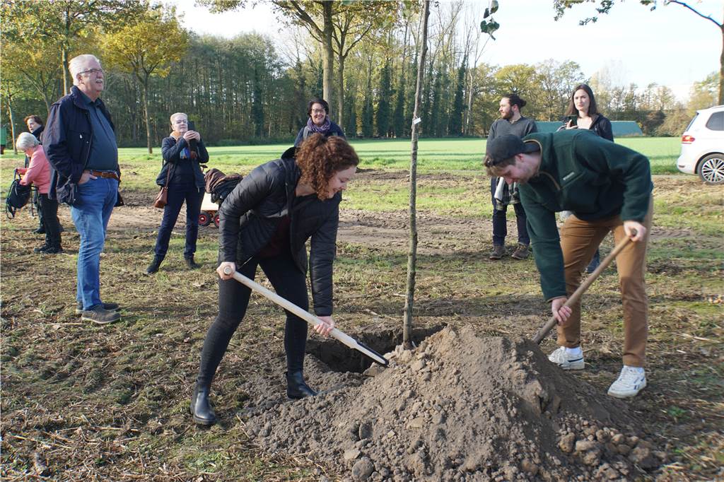 Mehr als 400 Bäume: Der Bürgerwald am Bellingholz ist nun voll Ein Mädchen und ein Junge graben ein Pflanzloch für den Baum.