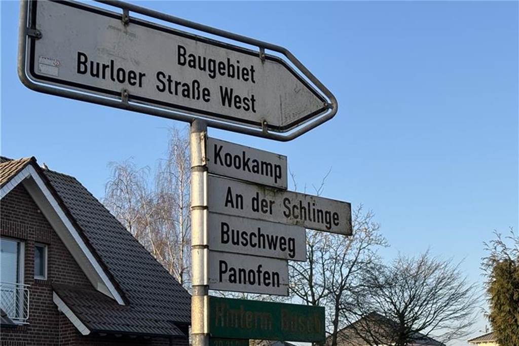 Nachfrage im Scharperloh überschaubar: Fünf Bewerber für 17 Bauplätze Straßenschilder. Under anderem der Hinweis auf das Baugbiet Burloer Straße West.