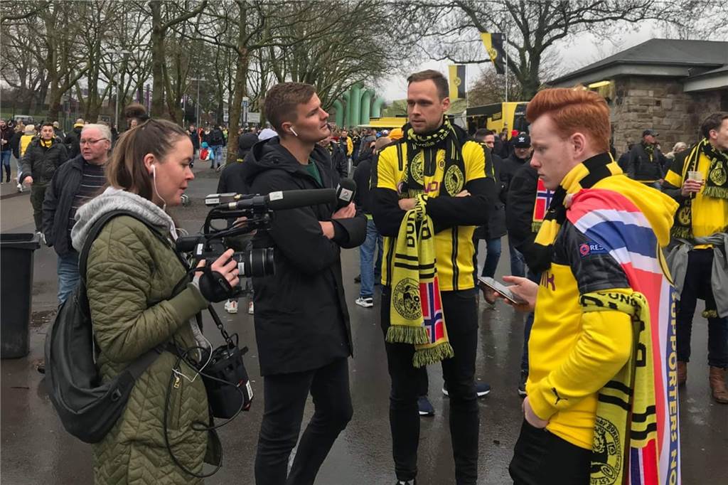 BVB-Fans aus Norwegen pilgern nach Dortmund: „Das hat Aki Watzke extra arrangiert“ Für die norwegischen Medien seit dem Haaland-Transfer interessant: Ole Radenbach (M.) und die Mitglieder des BVB-Fanclubs „Borussentrolle“.