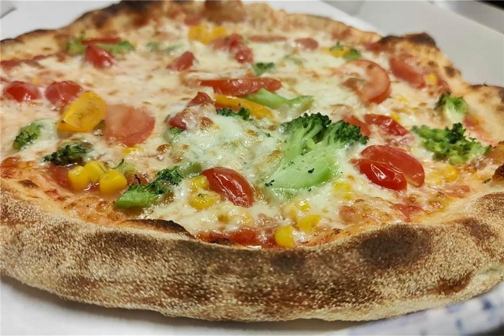 Vegane Pizza & Co. - Lido Azzurro bringt vegane Alternativen auf den Teller Eine vegane Pizza mit Brokkoli, Tomate und Mais.