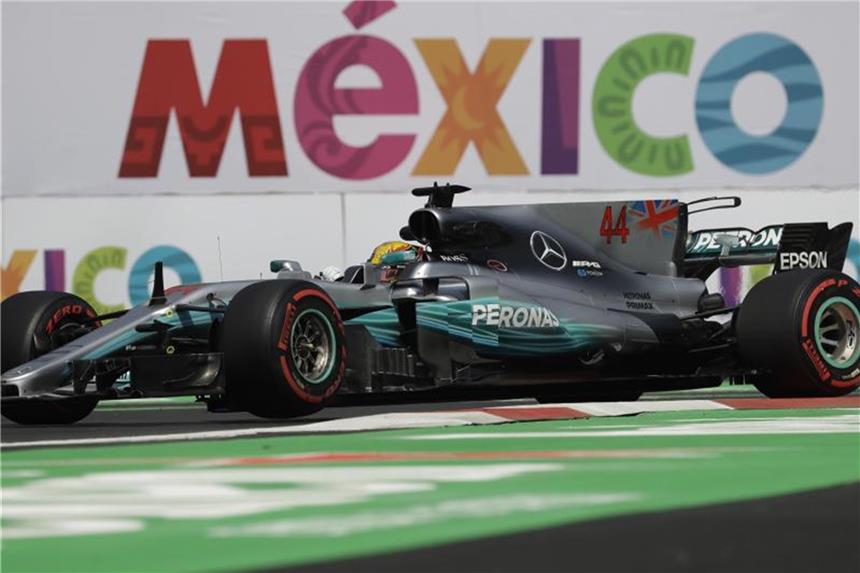 Hamilton im Training Zweiter - Dennoch Quali-Favorit Für die Qualifikation zum Grand Prix von Mexiko ist Lewis Hamilton trotz des zweiten Platzes beim Training Favorit. Foto: Rebecca Blackwell