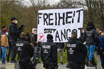 Für die Querdenker und Maskenmuffel findet Christian Larisch klare Worte, sie mögen sich doch ein Q auf den Zeh tätowieren lassen und damit eine Behandlung ablehnen, falls sie an Covid erkranken.