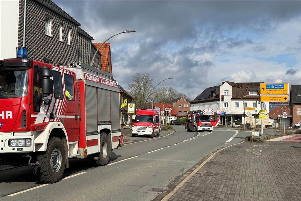 Dorstener Straße nach Unfall voll gesperrt Feuerwehrwagen auf der Straße in Lippramsdorf.