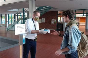 Für die Schüler, die keine Masken dabei hatten, hat Schulleiter Dr. Jerome Biehle (l.) welche zur Verfügung gestellt.